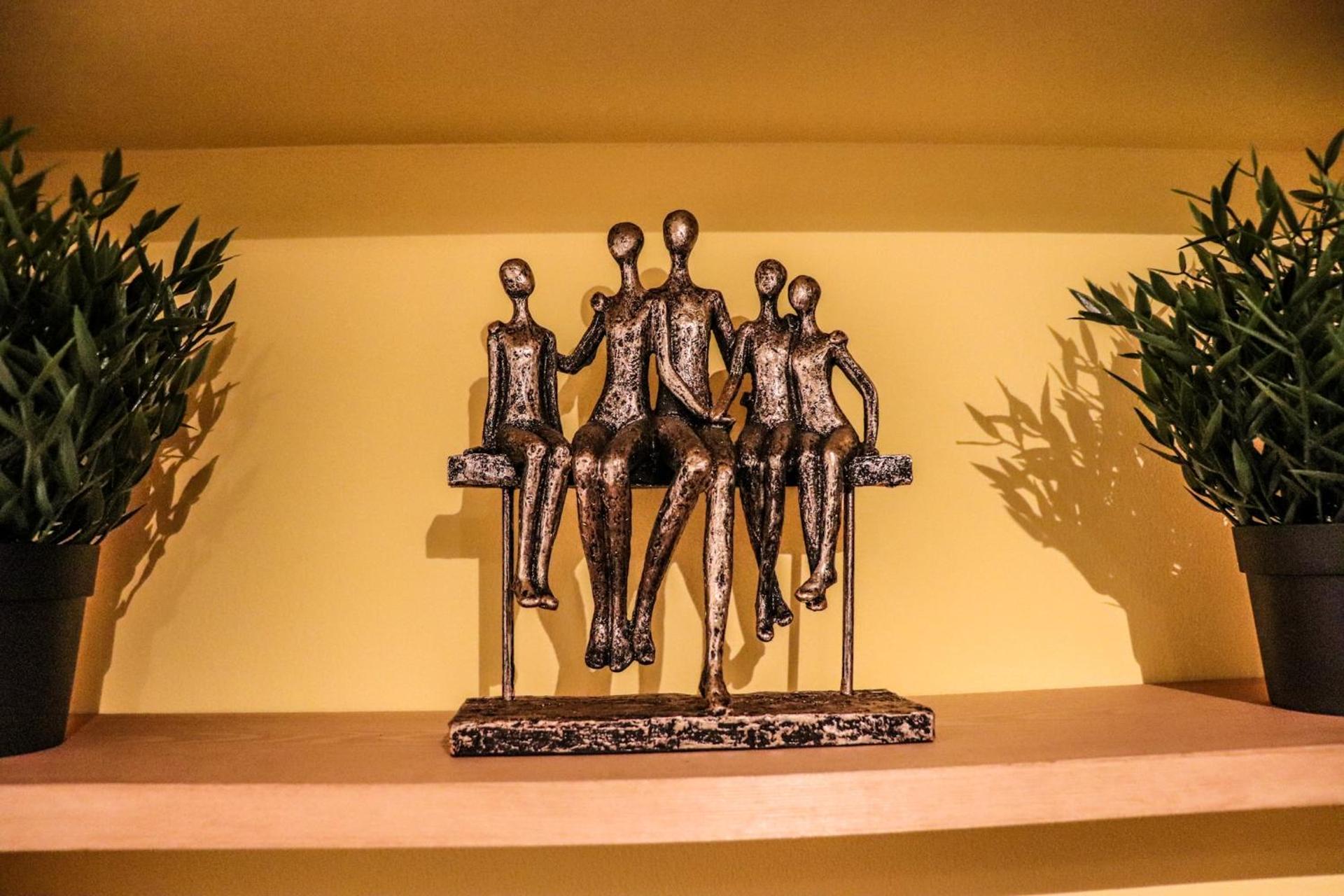 The Yellow Sapphire Sanctum - Cosy 1 bed flat with FREE Parking & FAST WiFi near city centre, Birmingham New Street Station, National sea life centre Birmingham, Ladywood leisure centre and Egbaston golf club