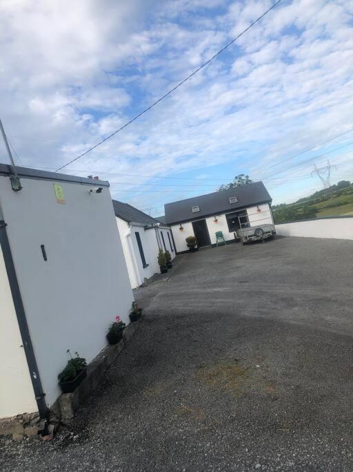 Cheerful 3 bedroom country farm house