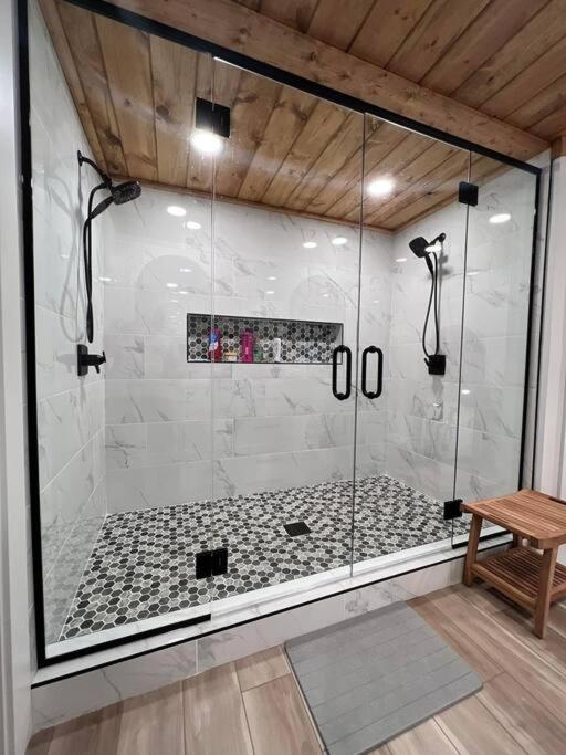 Glamp House Lake and Mountain Views Hot Tub by Hiawassee Glamping