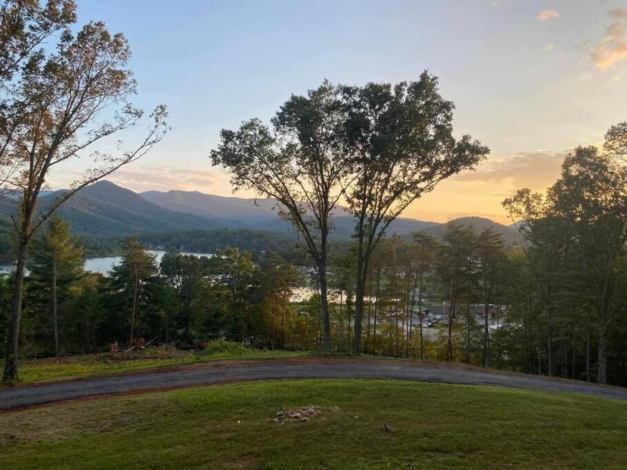 Glamp House Lake and Mountain Views Hot Tub by Hiawassee Glamping
