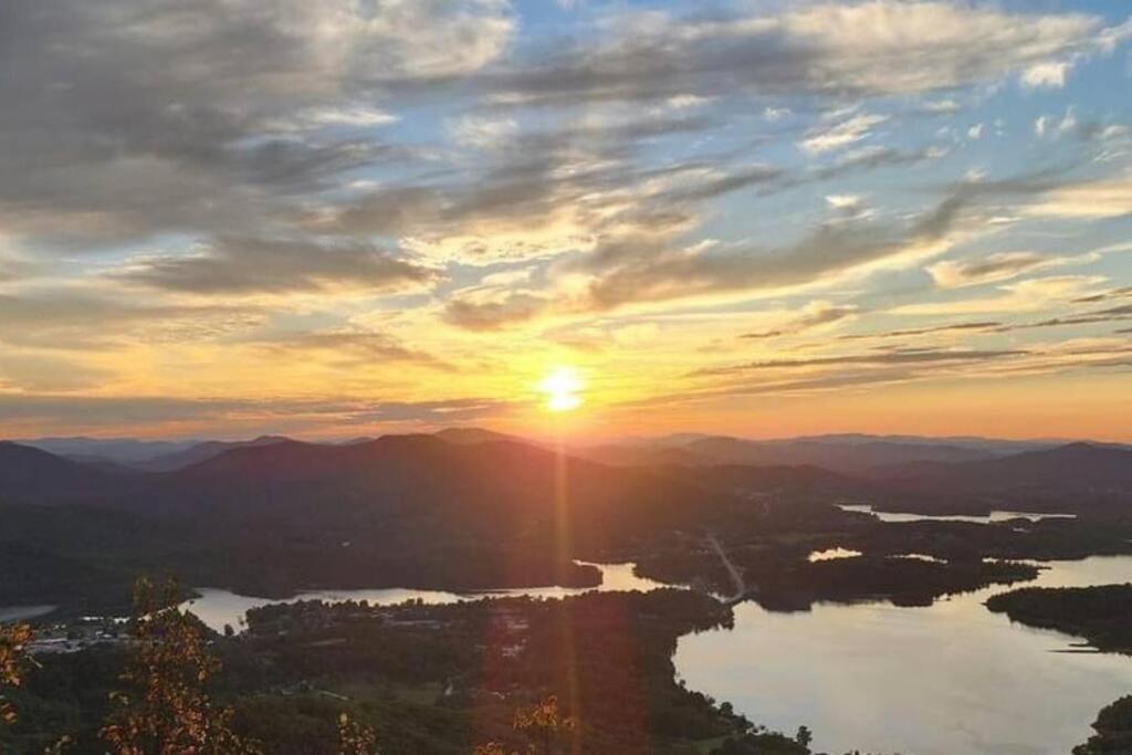 Glamp House Lake and Mountain Views Hot Tub by Hiawassee Glamping