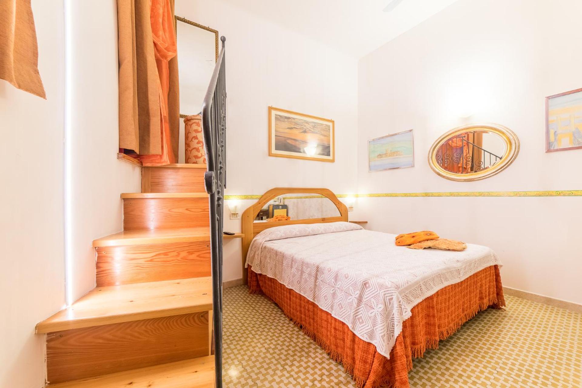 The Vernazza Main Plaza - Rooms & Apartment
