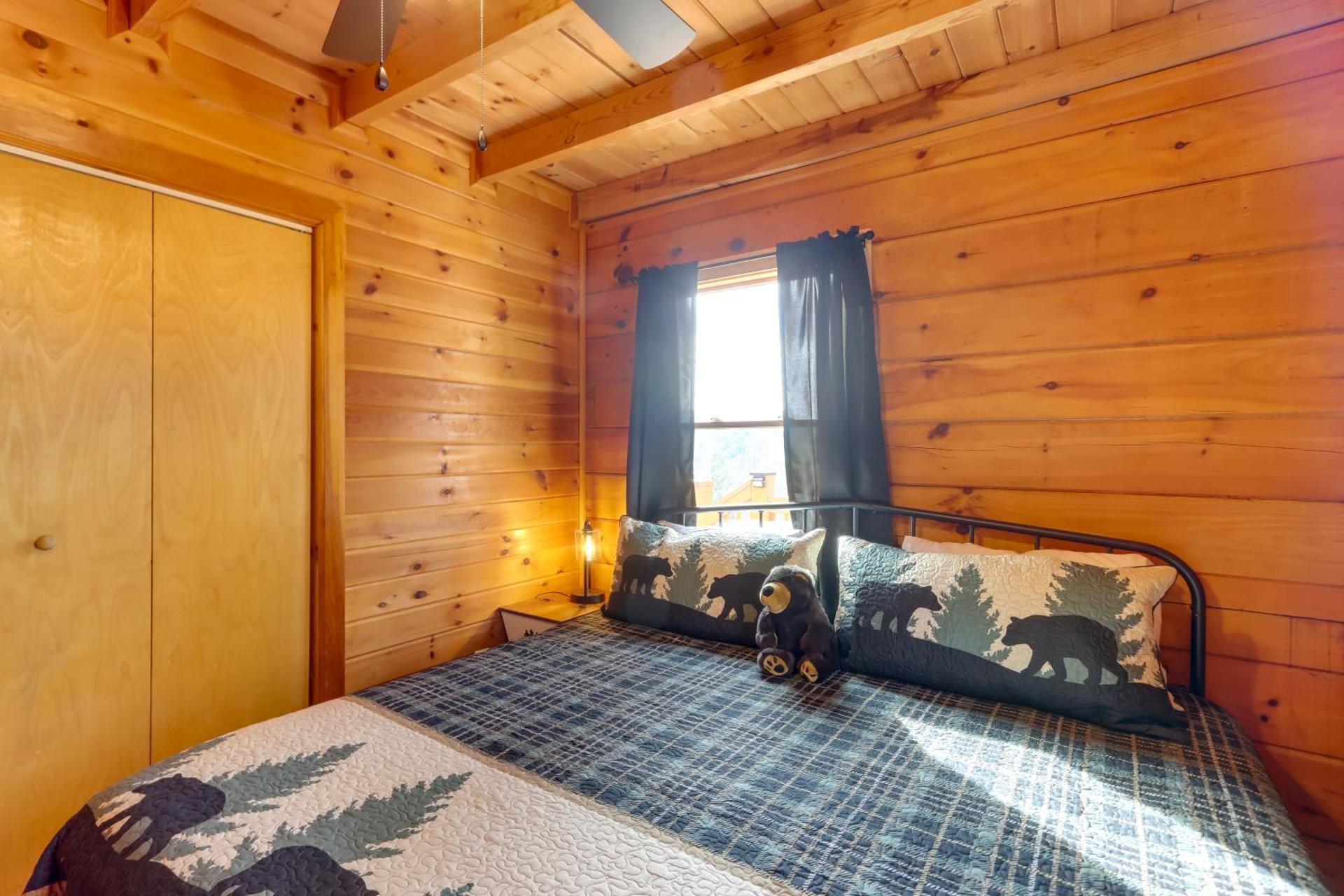 Blue Ridge Retreat with Hot Tub and Mountain Views!