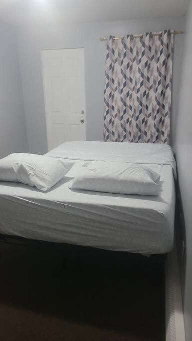 Room in a Beach House with King Size bed in a landlord hosted three bedroom apartment