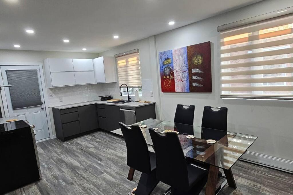 Spacious bright Apt,Parking and self check-in