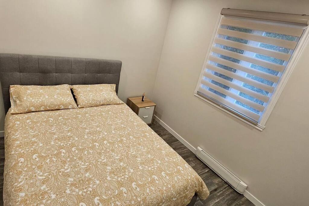 Spacious bright Apt,Parking and self check-in