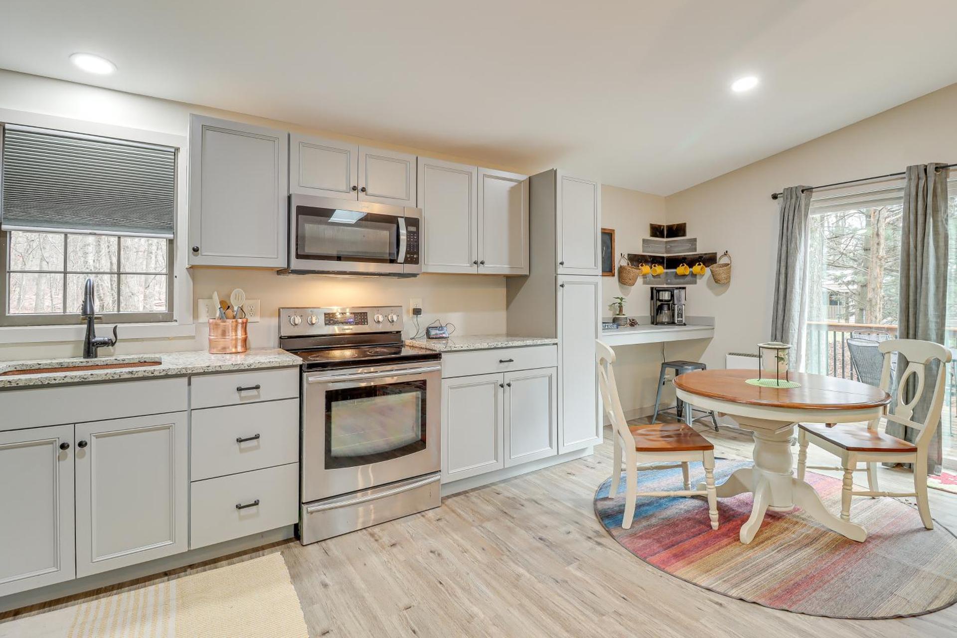 Peaceful Pocono Gem! Cabin 6 Mi to Dtwn Jim Thorpe