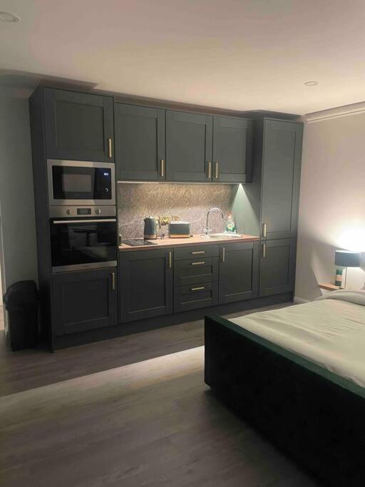 Woodland lodge green room