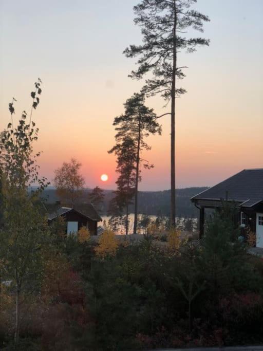 Moderne hytte ved sjøen med badstue