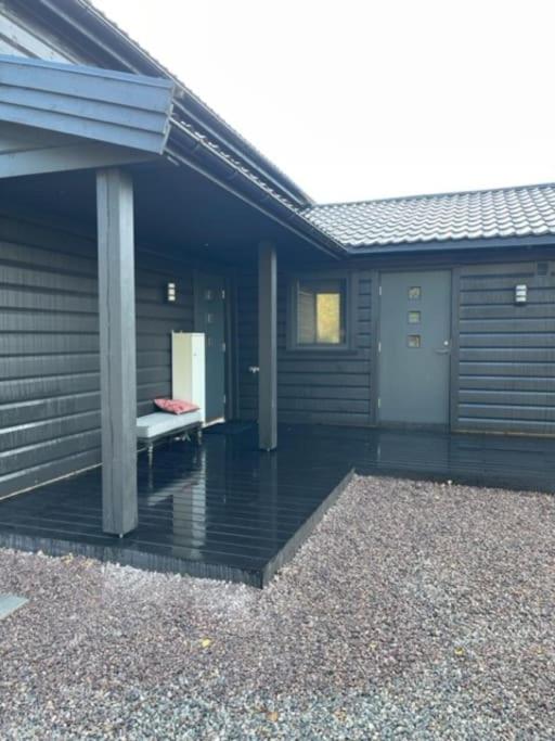 Moderne hytte ved sjøen med badstue