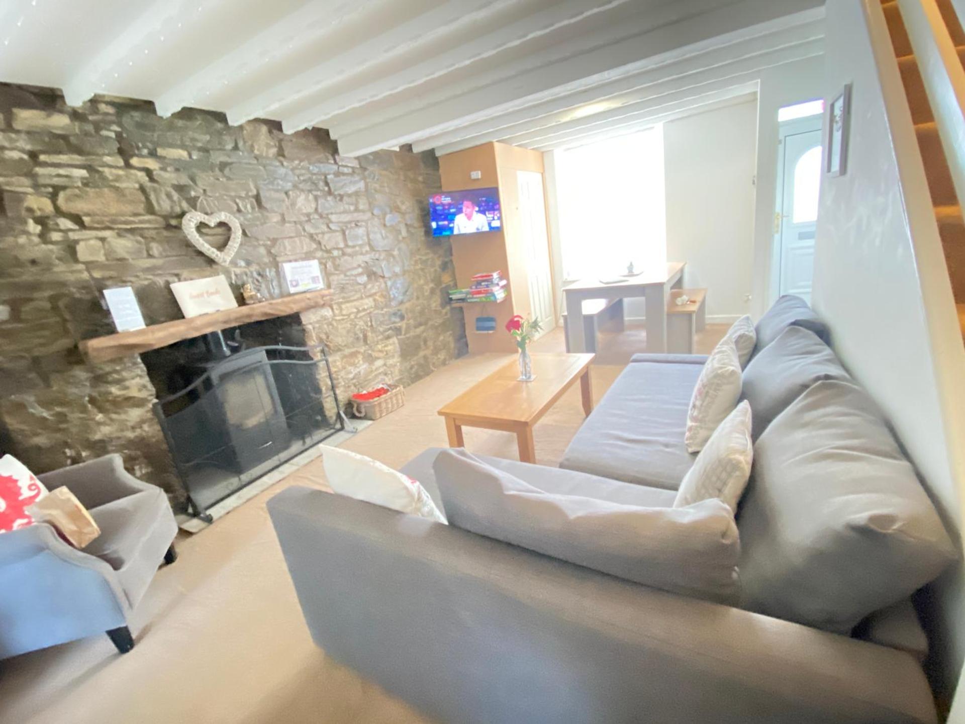 The Cwtch, Log Fire, Sleeps 6, Nr Zip World, Brecon and Bike Park Wales