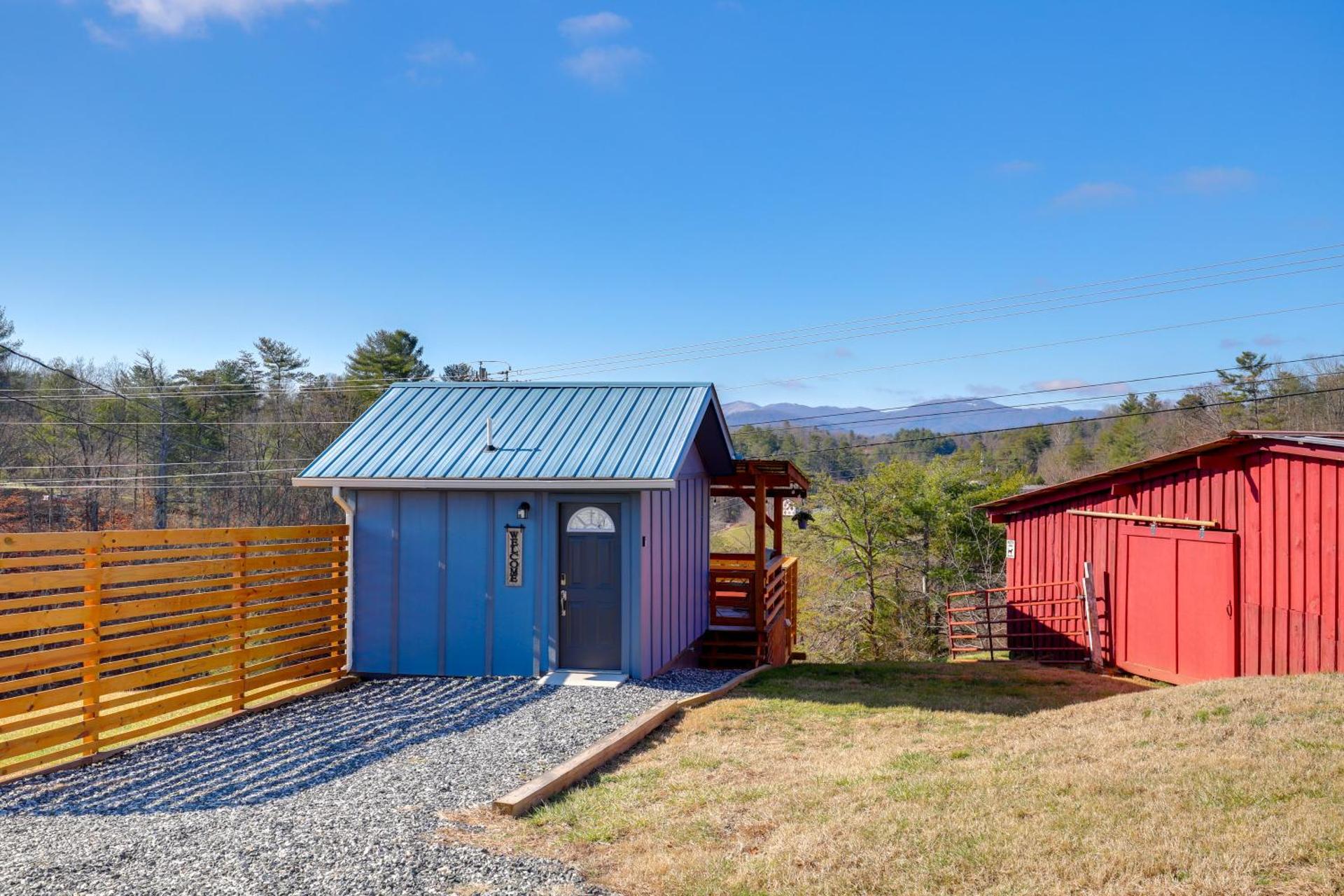 Studio with Loft, Hot Tub and Views in Marshall!