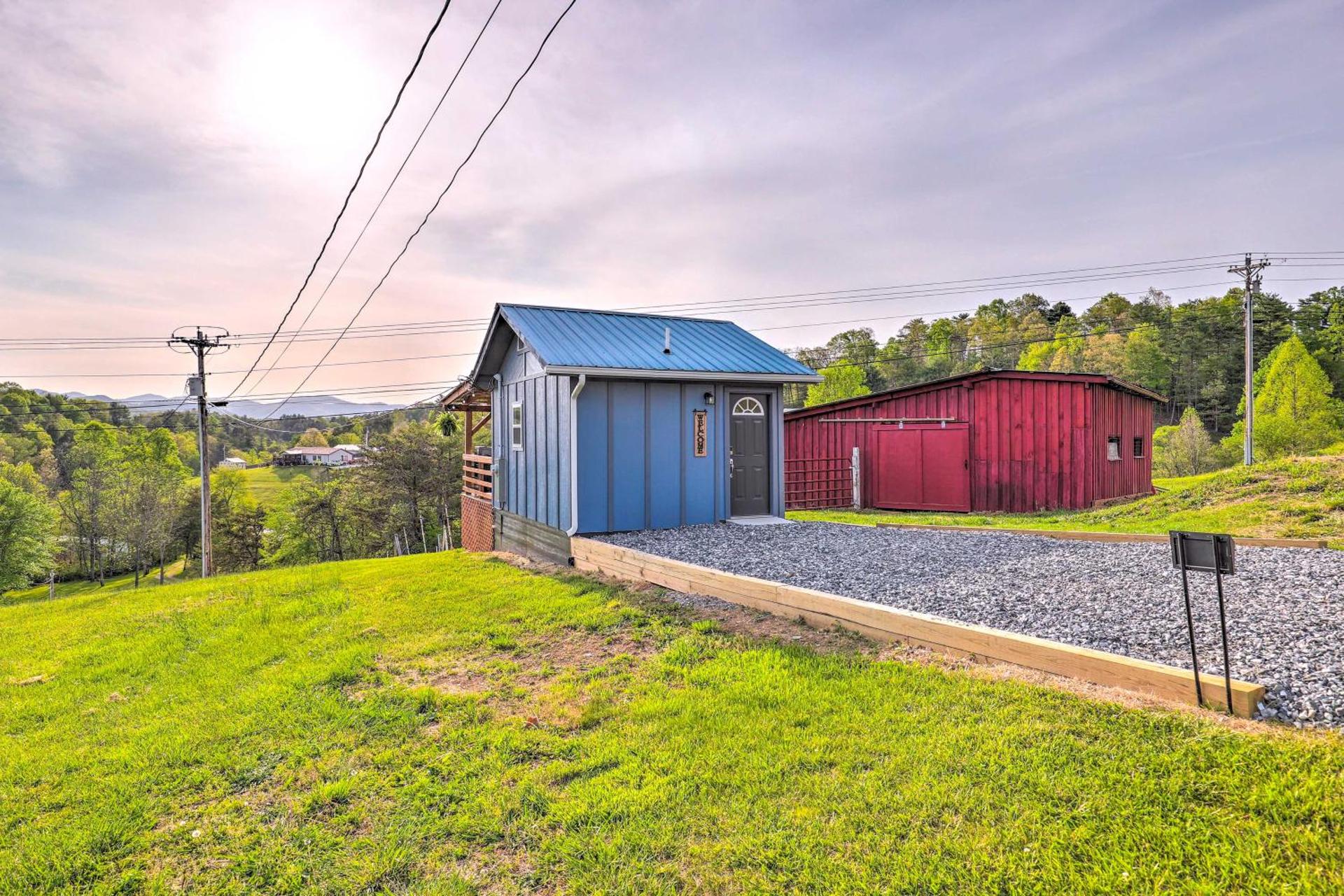 Studio with Loft, Hot Tub and Views in Marshall!
