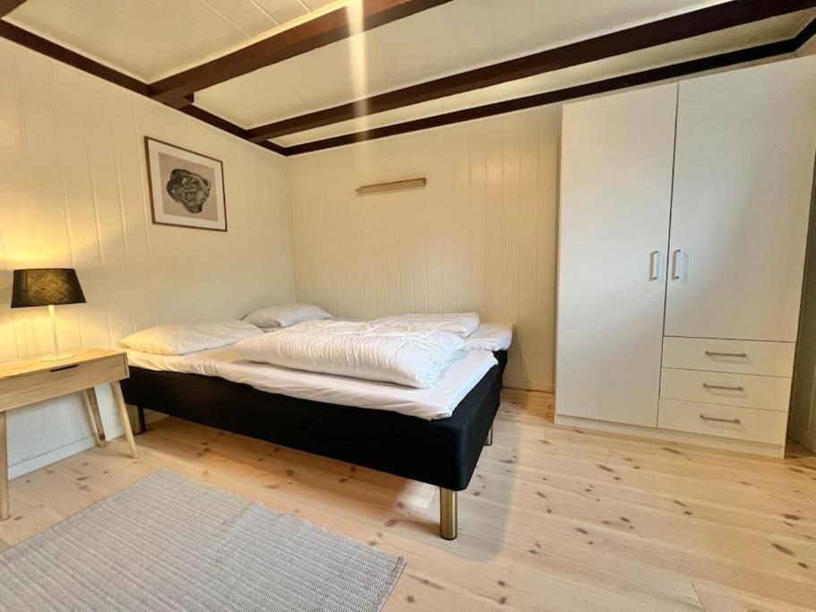 Lofoten Fjord Apartment - Kvalvika Beach & Ryten