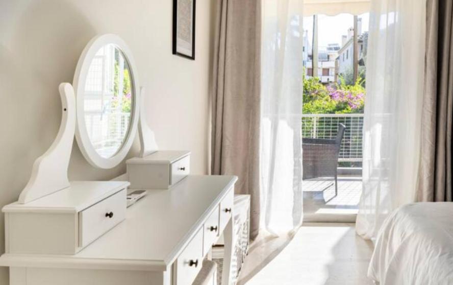 Seaside Beauty 5 min Vouliagmeni Beach