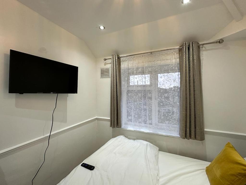 Cosy Smart/Small Double Room in Keedonwood Road Bromley