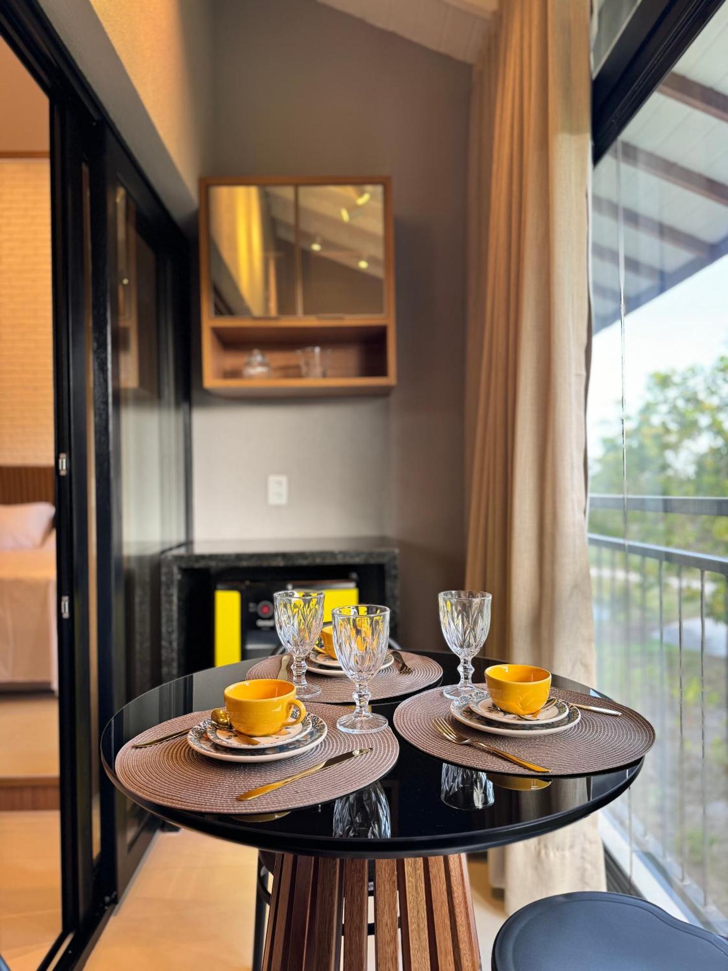 Apartamento studio novo e completo em Praia do Forte! 900m da Vila!