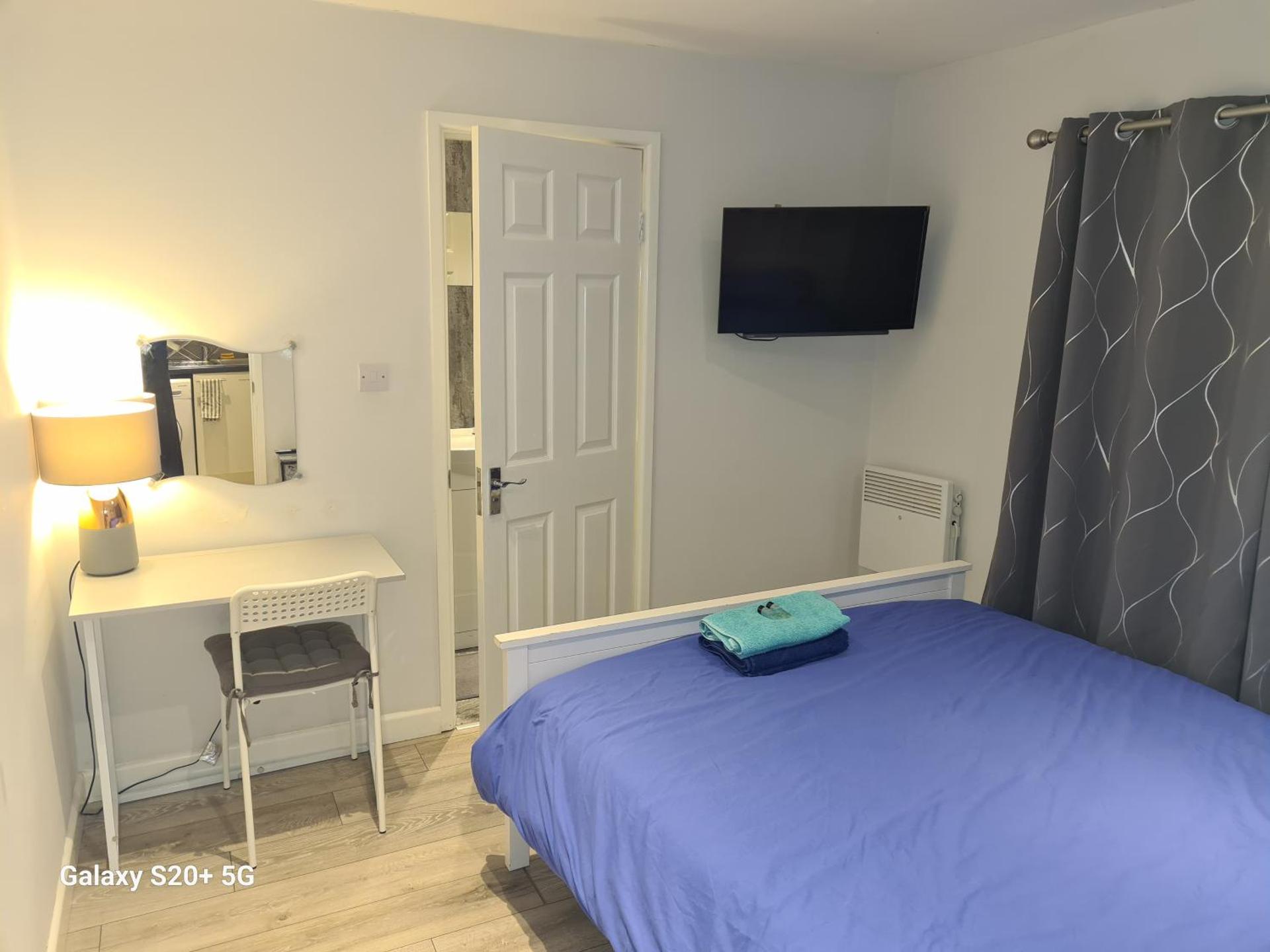 The Reading apartment with gardens, suitable for contractors