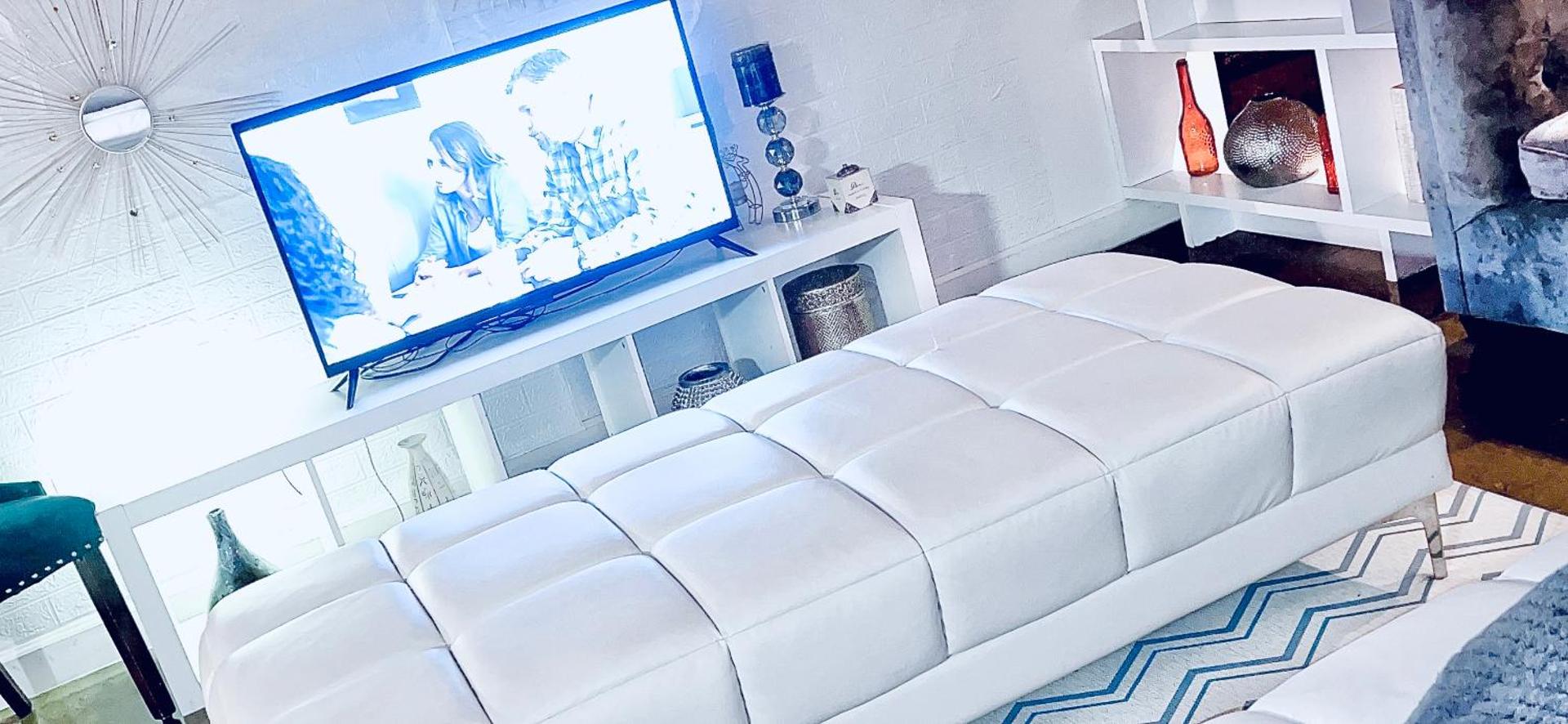 Huge Downtown LA Loft with Rooftop Pool & Jacuzzi