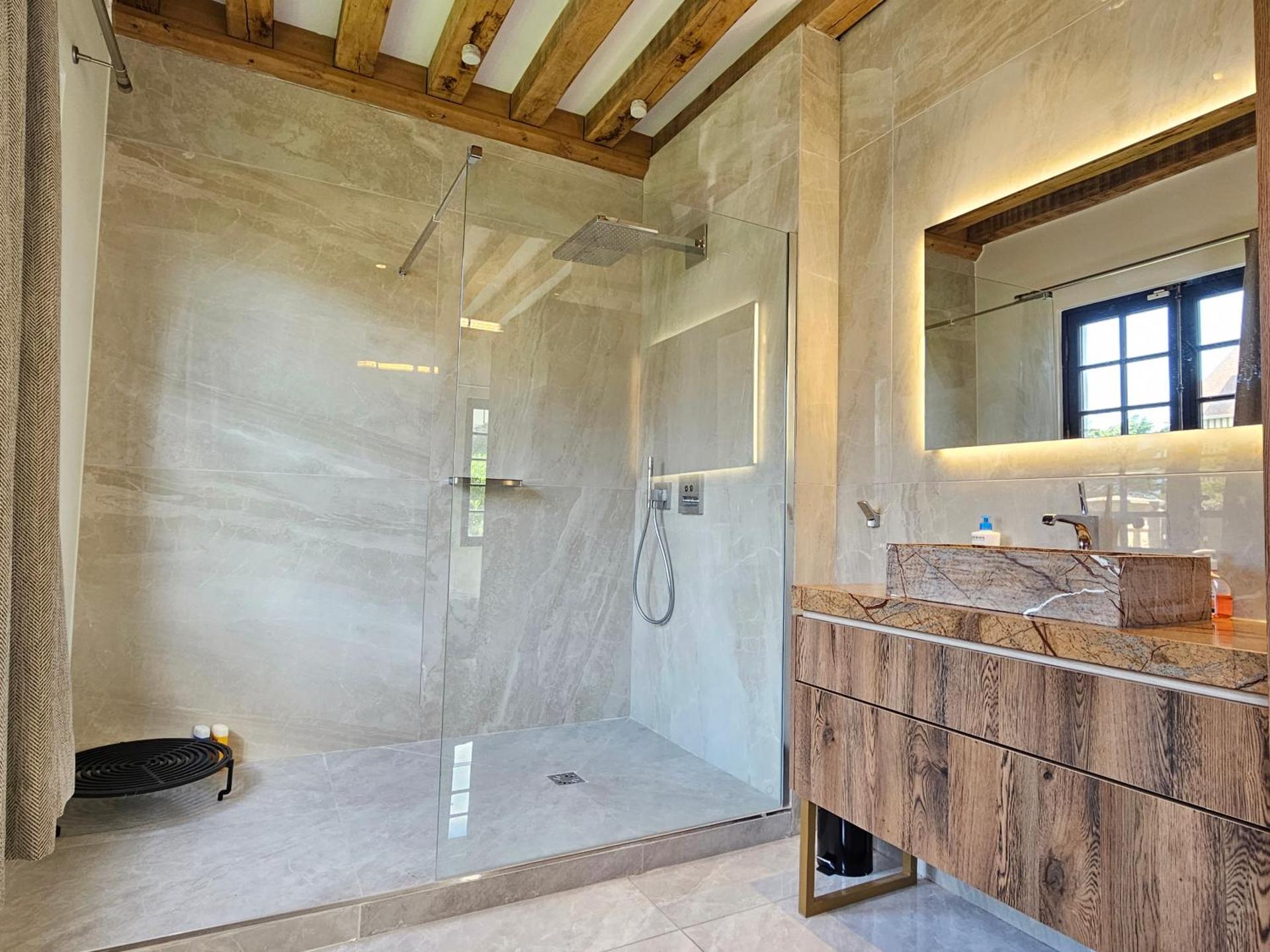 Villa d'exception, 5 chambres, 20m plage, spa.