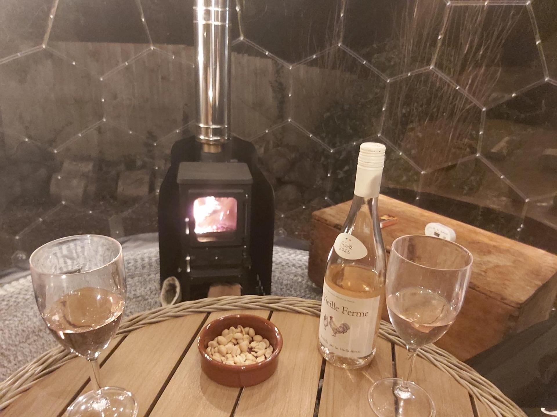 Luxury Coastal Shepherds Hut with hot tub, dining dome & a 5 Minute Walk to Pubs and Village