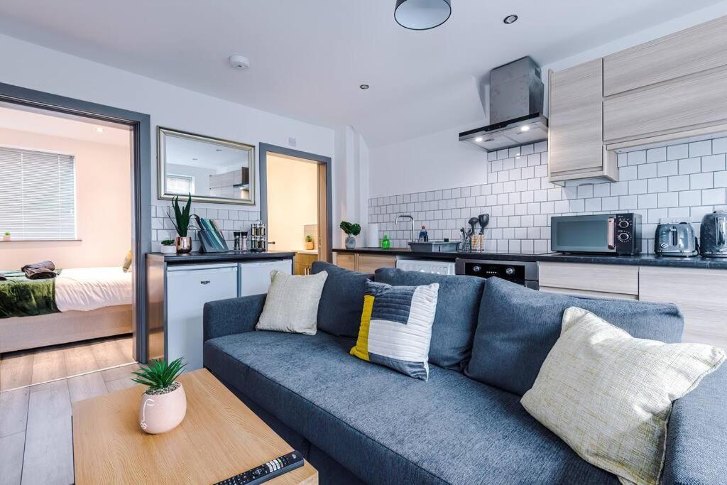 Elegant & Comfortable 1-BR Flat by Amazing Spaces Relocations Ltd