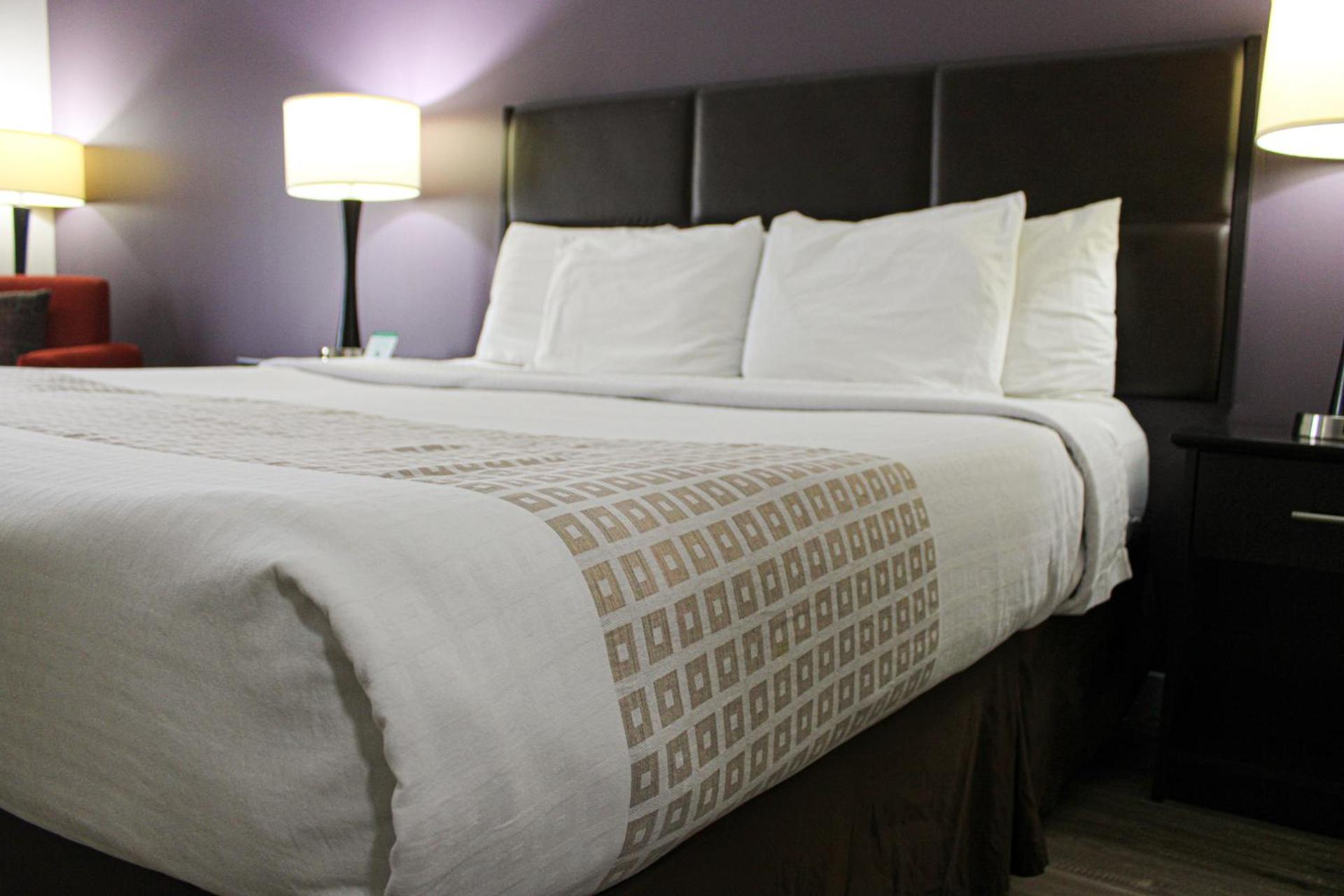 Parkwood Inn & Suites