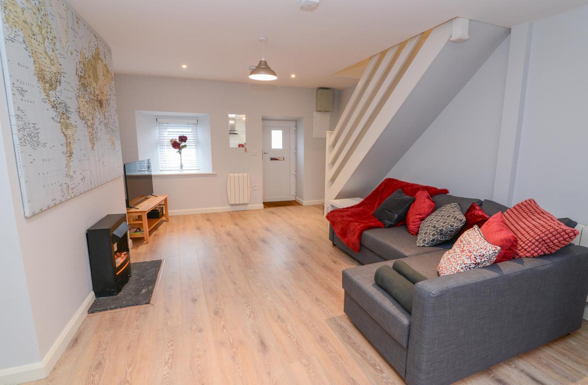 The RED KEEP Fab Location - Two Bed - Two Bathrooms -Townhouse