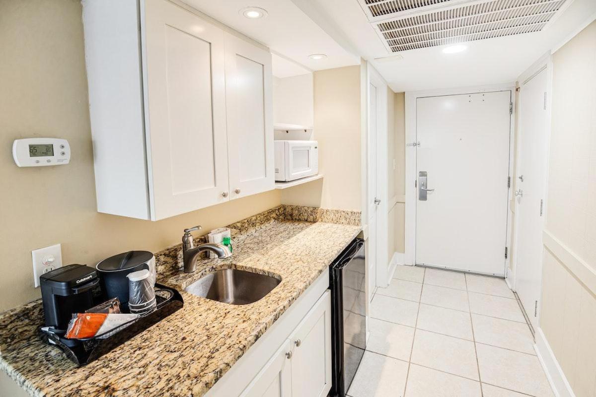 Beachy 5th Floor Oceanfront Room