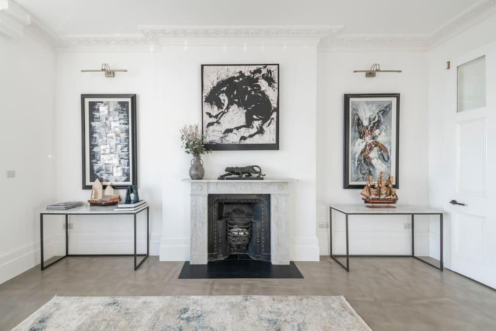 3 Bedroom, 3 bathroom large flat with sea views!