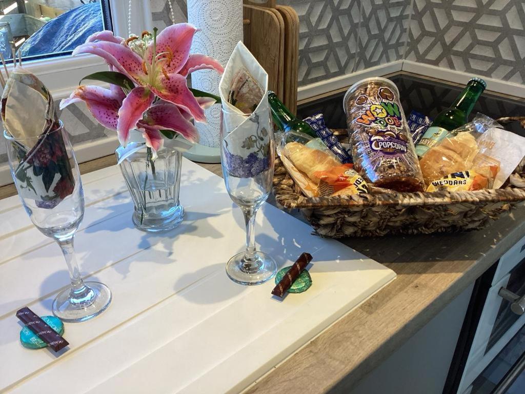 Adorable private couples retreat with hot tub