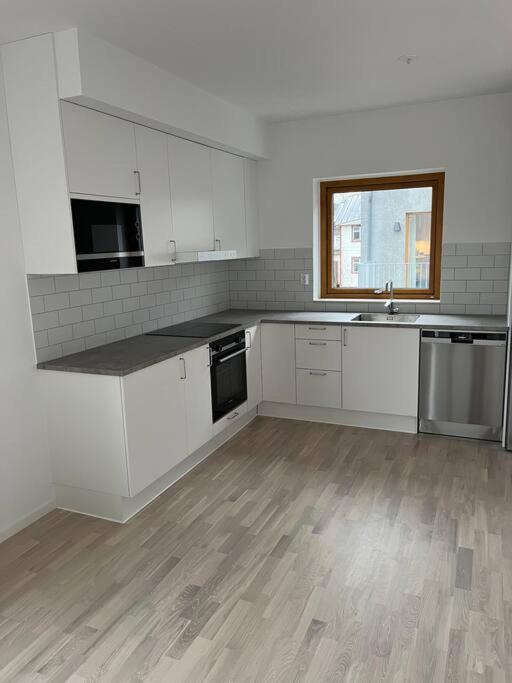 Nybyggd lgh 100m till stranden, 150m till golfbana ,samt gemensam pool och spa