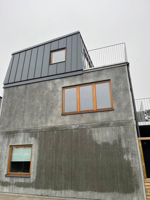 Nybyggd lgh 100m till stranden, 150m till golfbana ,samt gemensam pool och spa