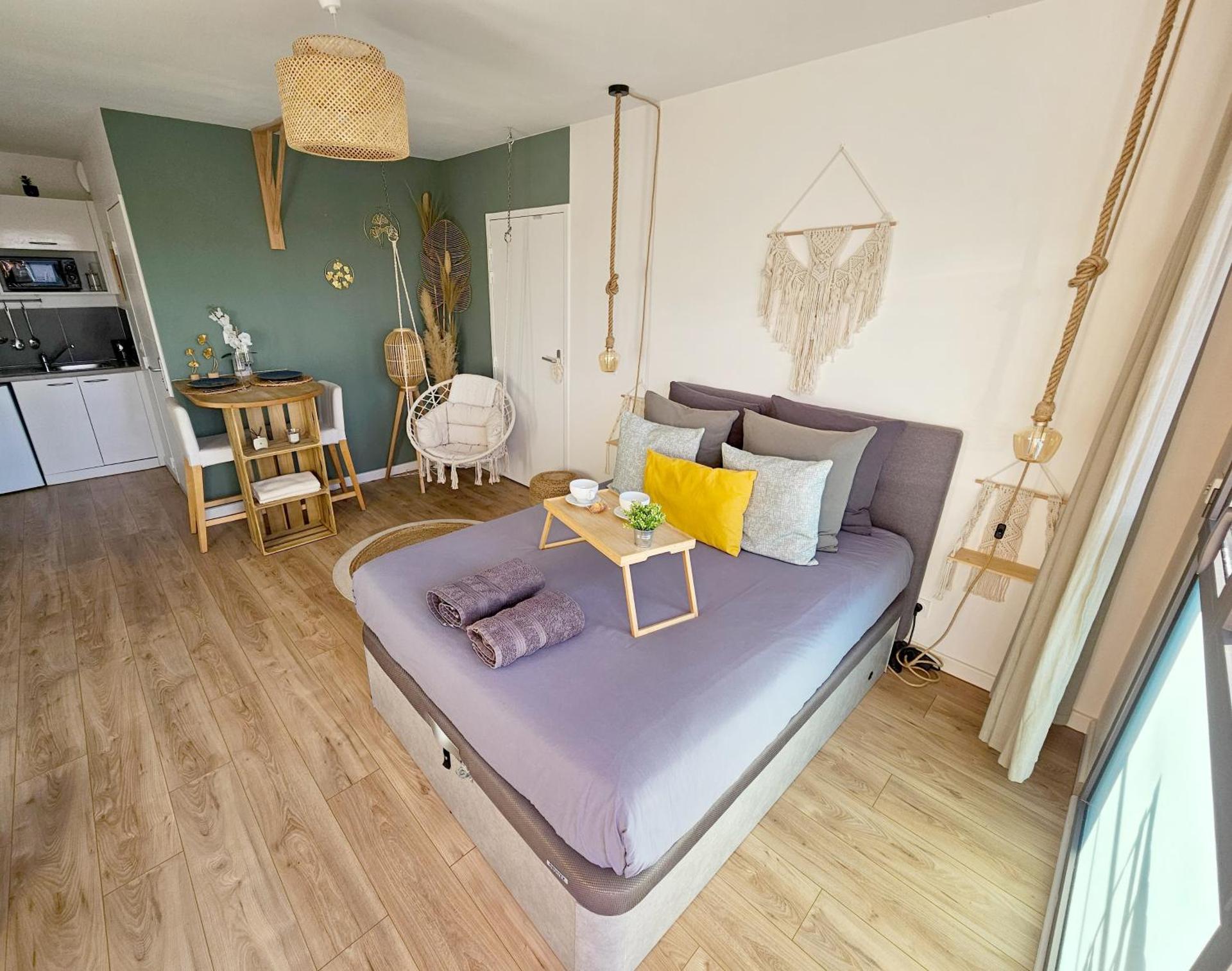 107 Paisible et unique avec terrasse sur vue piscine