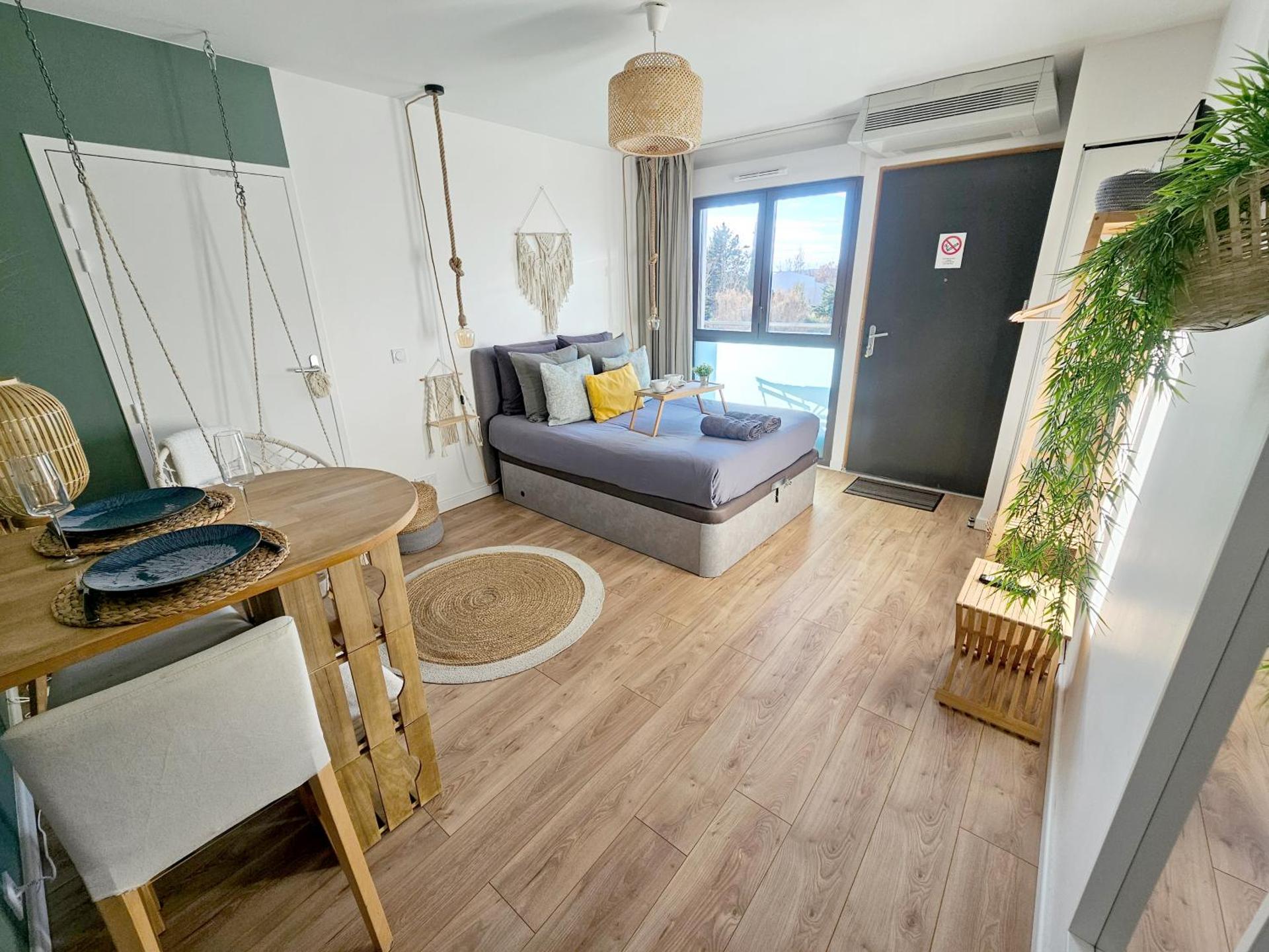 107 Paisible et unique avec terrasse sur vue piscine