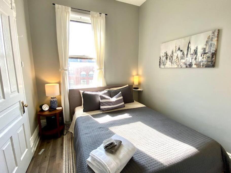 Spacious Historic Apartments In Lakeview Chicago - Walk to Wrigley, Nightlife, Shops, Hospitals