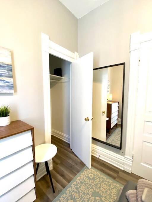 Spacious Historic Apartments In Lakeview Chicago - Walk to Wrigley, Nightlife, Shops, Hospitals