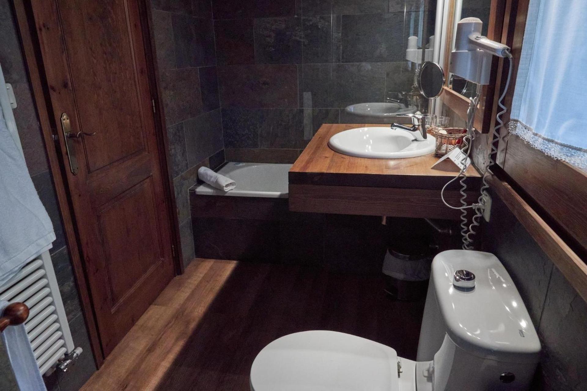 Queen Suite with Spa Bath