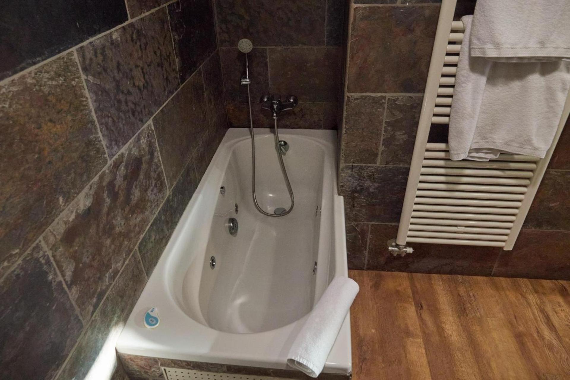 Queen Suite with Spa Bath