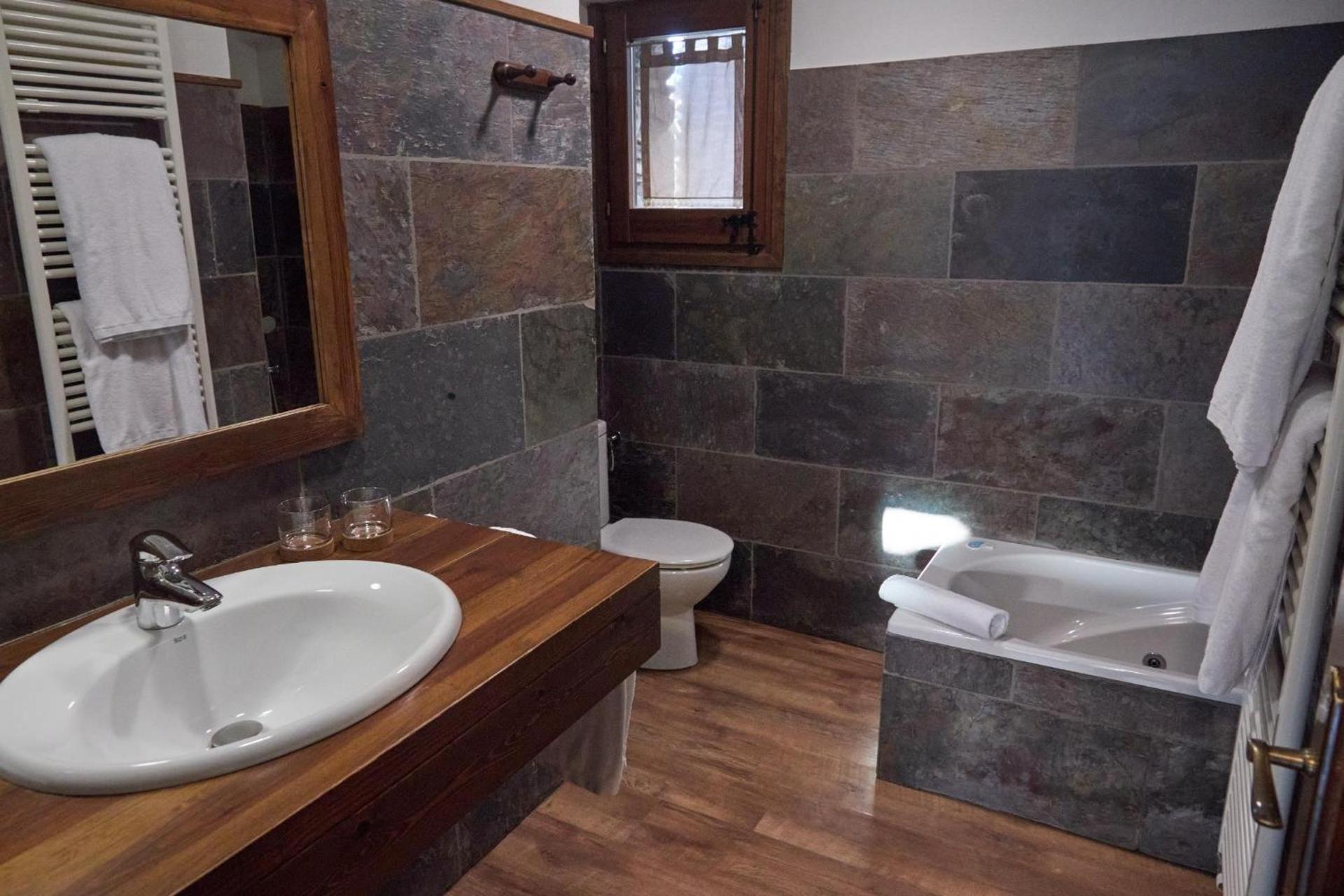 Queen Suite with Spa Bath