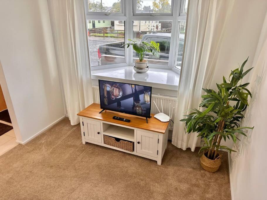 Semi-detached 1-Bedroom Chalet at Maryville Caravan Site - Uddingston, Glasgow