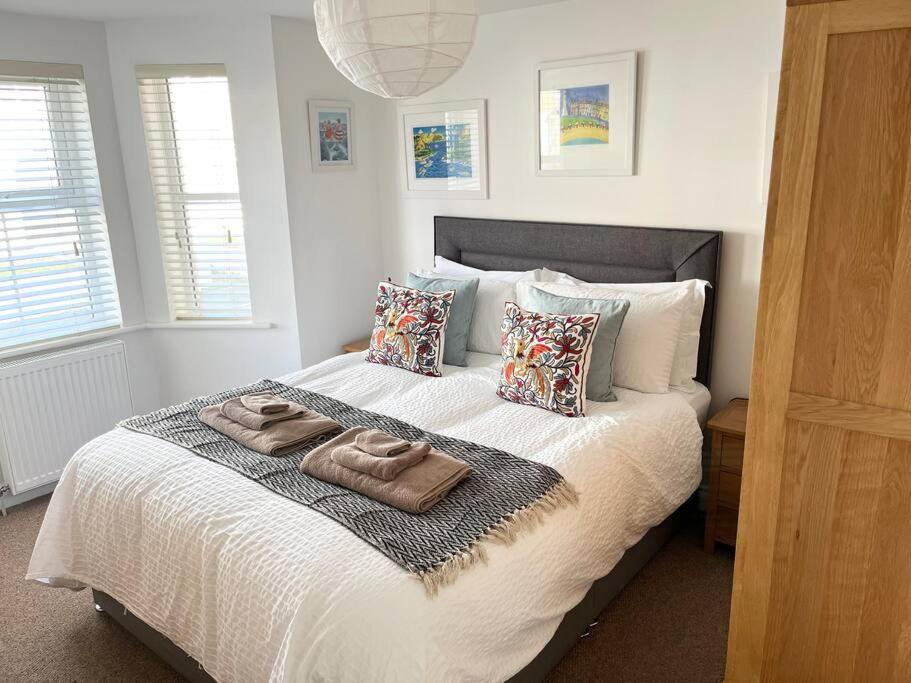 4 Porth Gwel, Sea View & Parking