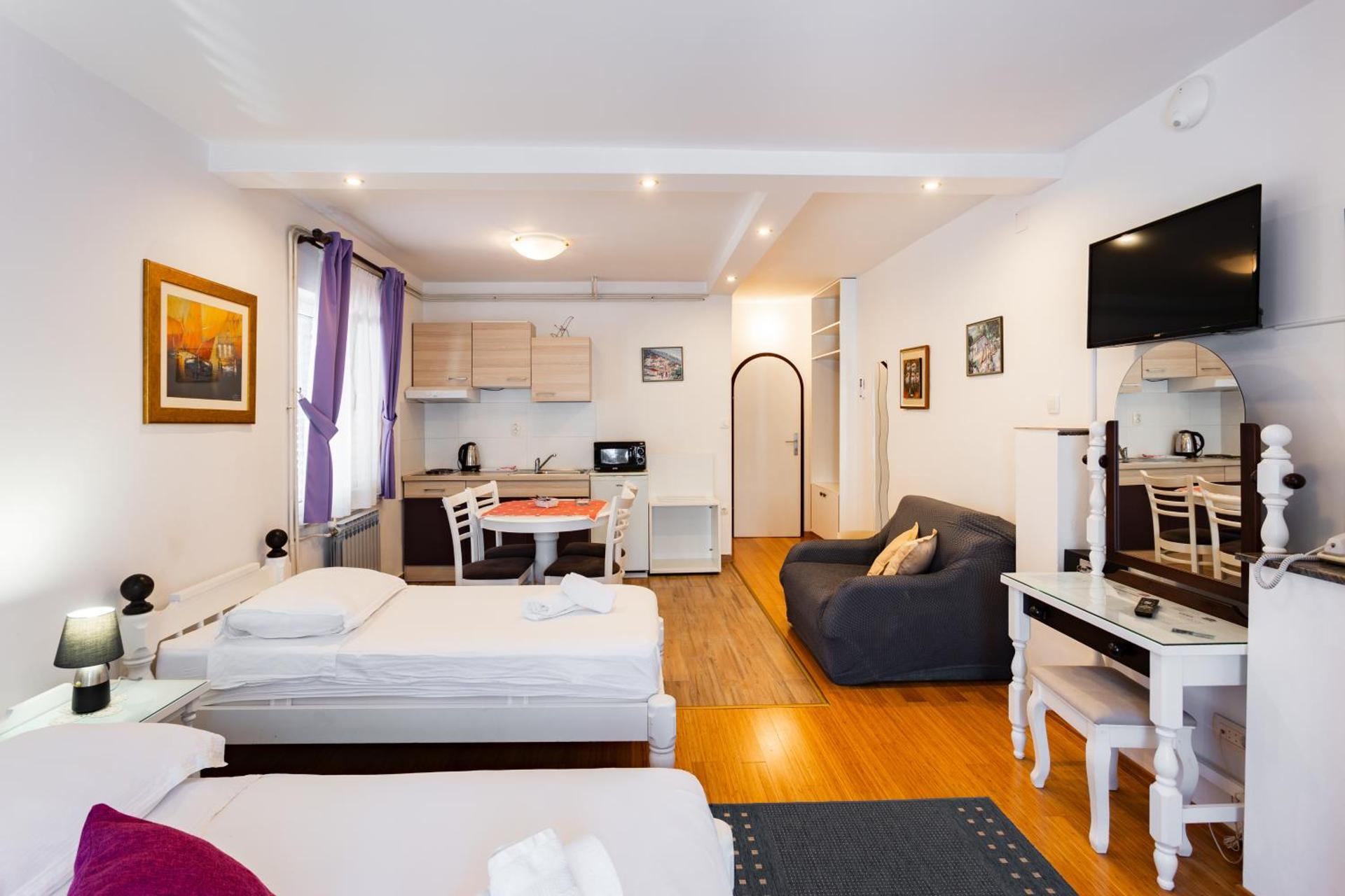 Studio Apartment with Balcony and Garden View