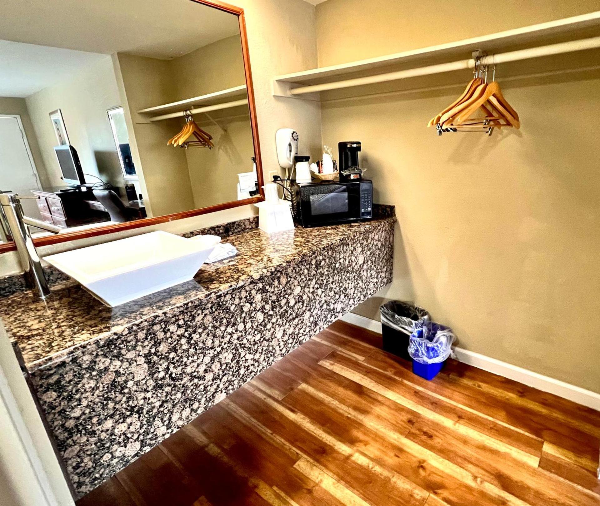 Queen Room - Non-Smoking