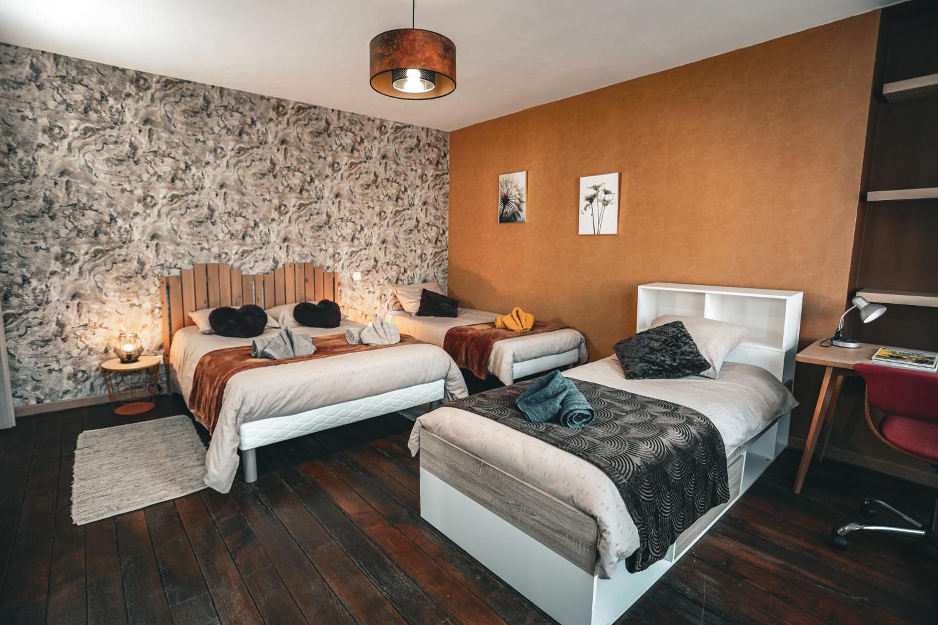 GITE , AU DORMEUR DU VAL