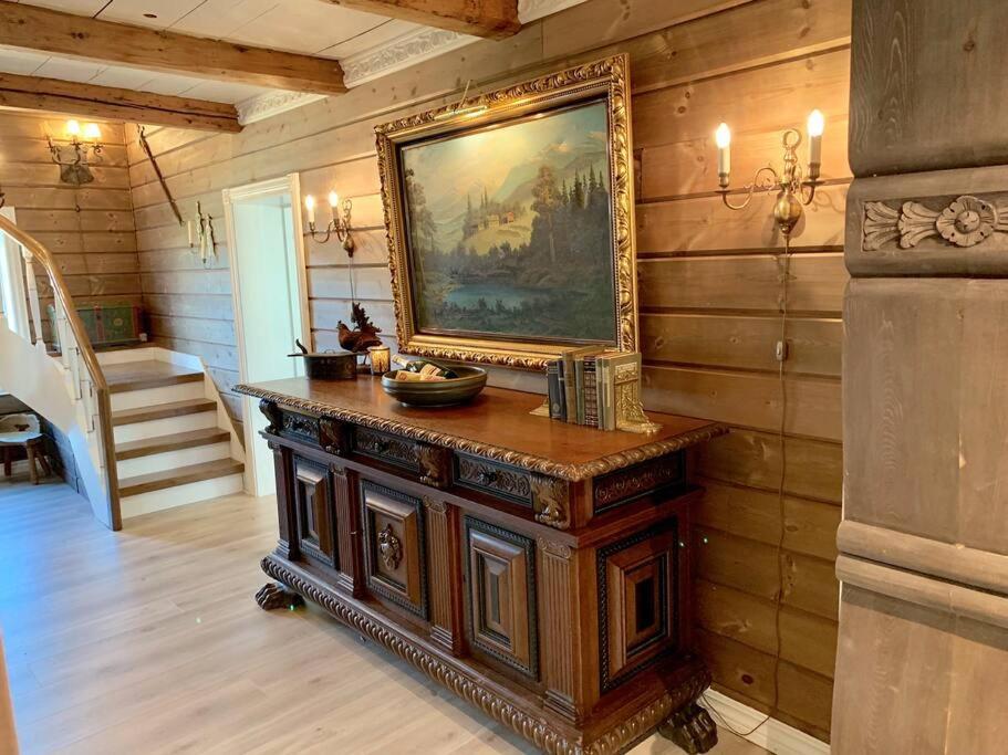 Eventyrlig Tømmerhytte på Gårdstun