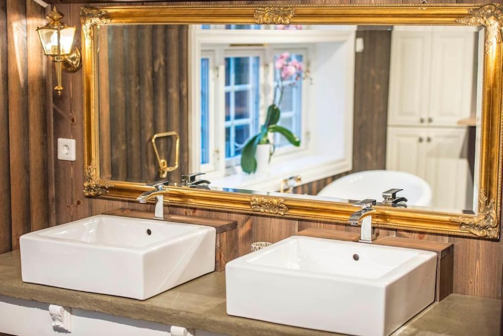 Eventyrlig Tømmerhytte på Gårdstun