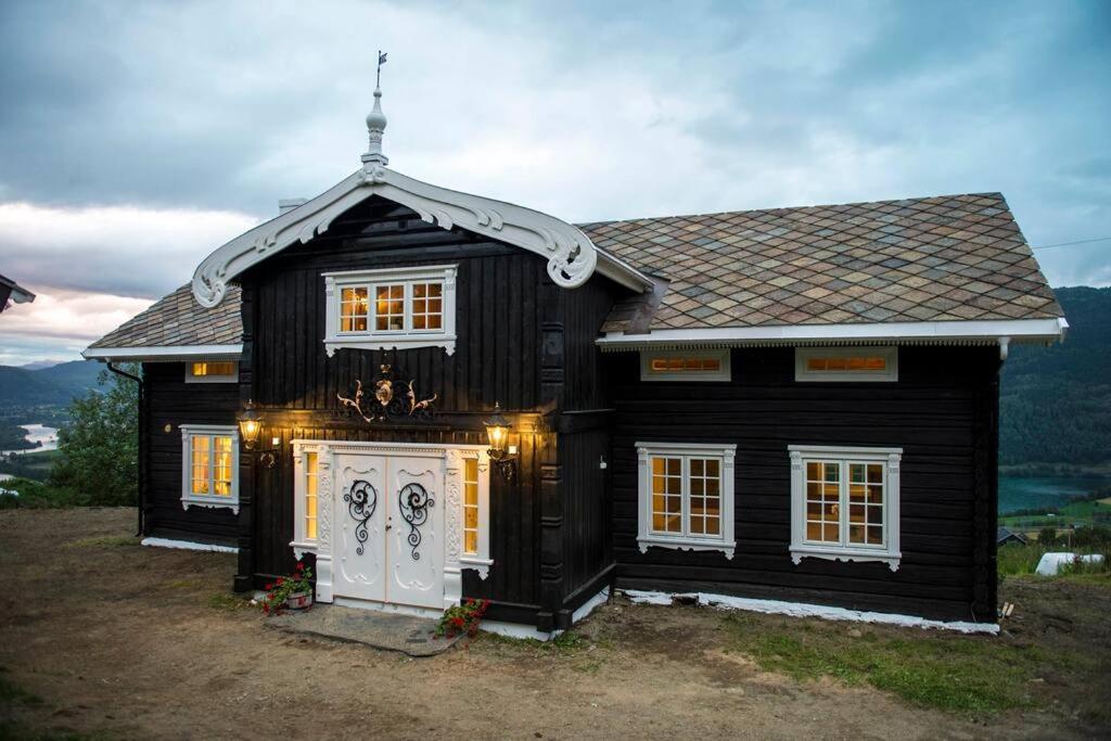 Eventyrlig Tømmerhytte på Gårdstun