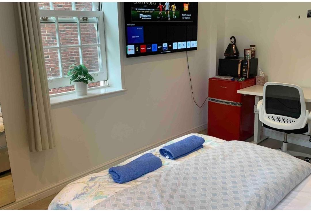 Central London property-ensuite, double and budget room