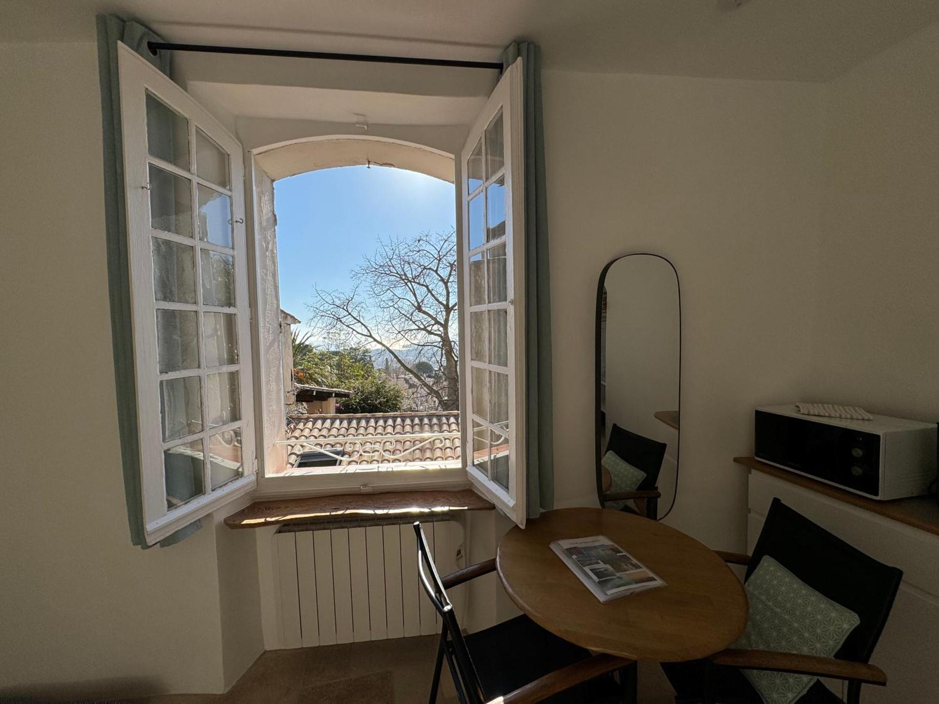 Studio Liège, vue mer au village de Bormes les Mimosas